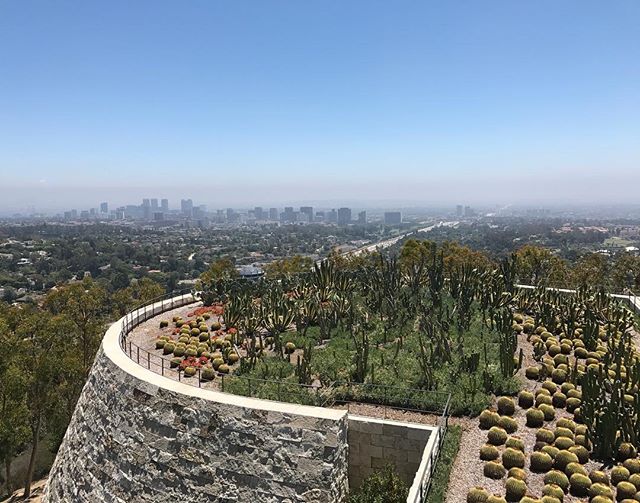 Los Angeles au loin. Nous sommes allés au Getty Center, un grand musée en hauteur à 20mn du centre #losangeles #ciloubidouilleinUSA #gettycenter