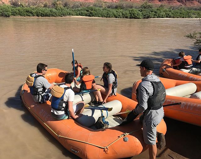 C'est parti pour une descente en rafting du Colorado (et ses eaux bien boueuses) #moab #happy #ciloubidouilleinUSA