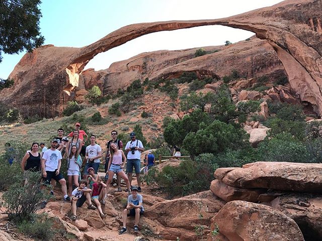 La troupe sous l'arche de Landscape #arches #archesparkmoab #moab #ciloubidouilleinUSA