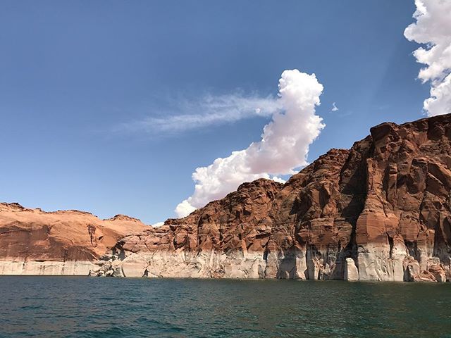 L'eau et les montagnes, le chouette combo de Lake Powell #lakepowell #ciloubidouilleinUSA