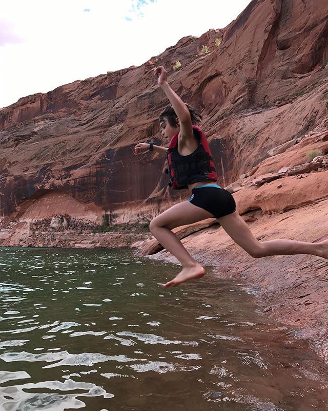 Pas de plage rapidement accessible, alors on accoste sur les rochers ocres, on escalade, on saute ! Les vacances :) #lakepowell #ciloubidouilleinUSA