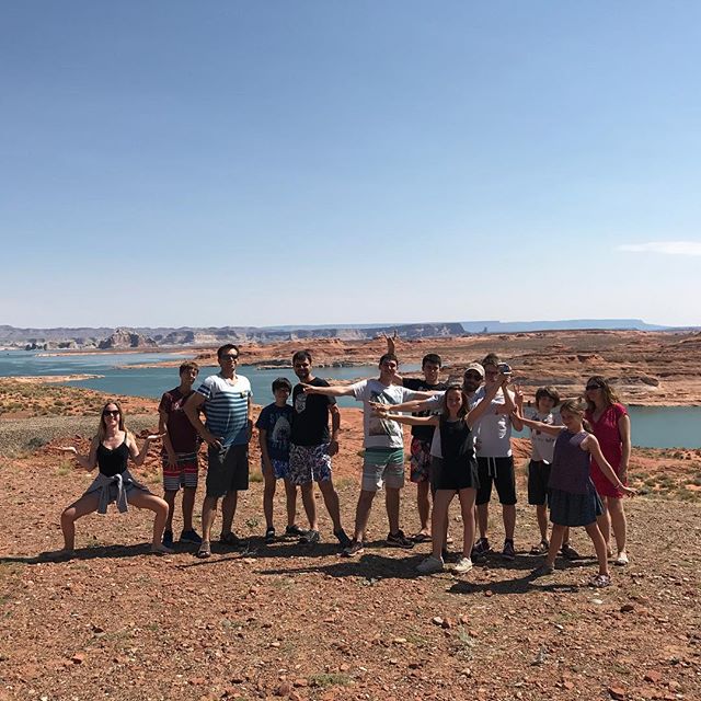 Devant le lake Powell, qui est un lac artificiel de 300km de long et qui met 17 ans à se remplir...