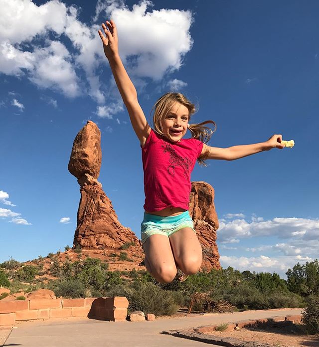 Dans la famille des jumpers fous, je demande ma Siloë ! Elle grandit, c'est fou ! #arches #archesparkmoab #moab
