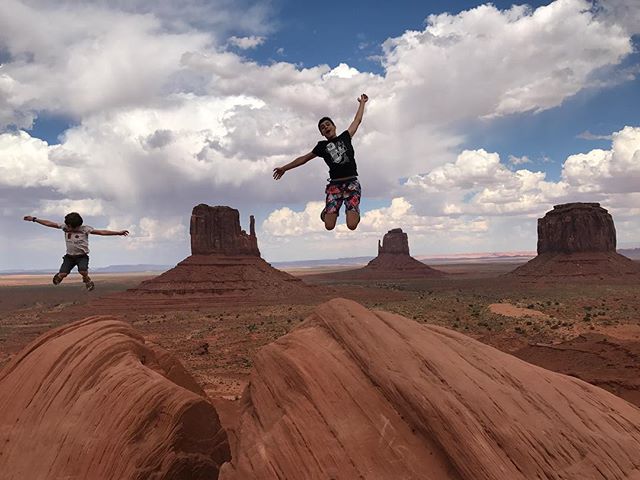 Mes deux gars, mes petits zamours #monumentvalley #ciloubidouilleinUSA
