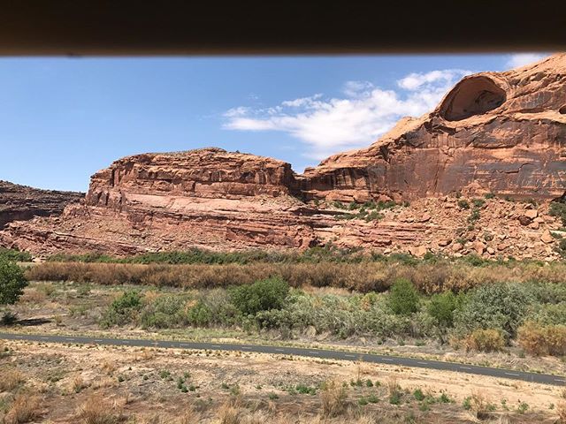 Photo prise de la voiture. Vous voyez la tête de crocodile ? #moab #ciloubidouilleinUSA