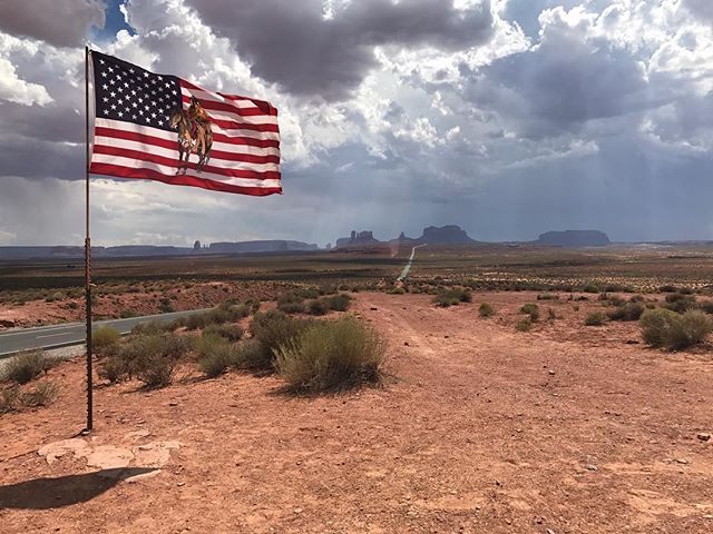 Au fond, sous les rideaux de pluie, Monument Valley... (mais nous on n'a pas eu une goutte !). Il fait si chaud qu'on peut observer des mini-tornades de sables dans les landes poussièreuses. #ciloubidouilleinUSA #monumentvalley