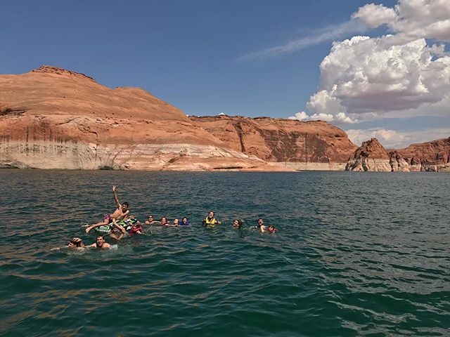 Baignade dans le lac Powell, avec l'impression que les indiens nous observent #lakepowell #ciloubidouilleinUSA