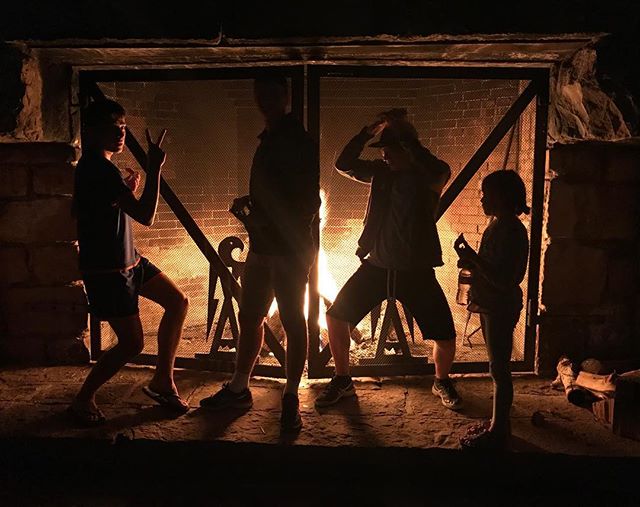 Ombres chinoises de grands cornichons devant le feu géant sur la terrasse de l'hôtel du Grand Canyon #grandcanyon #ciloubidouilleinUSA #familytimes