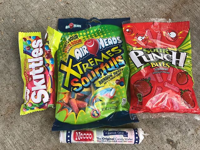 On teste les bonbons américains (tout n'est pas bon... le rouleau en bas est juste dégueu. Mais les nouveaux skittles sont franchement chouettes)#ciloubidouilleinUSA