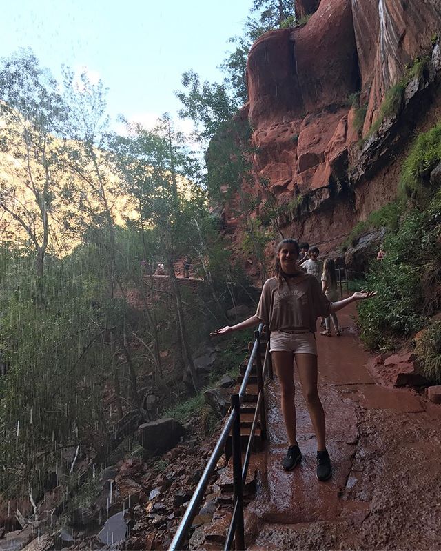 Sous la "cascade", Maëlle fait la danse de la pluie... #zionpark #zion #ciloubidouilleinUSA