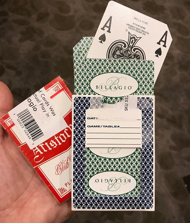 On a acheté des cartes usagées du Bellagio. Une fois jouées par les clients du Casino, elles sont découpées dans un coin et revendues 1$ le paquet :) #lasvegas #bellagio #ciloubidouilleinUSA