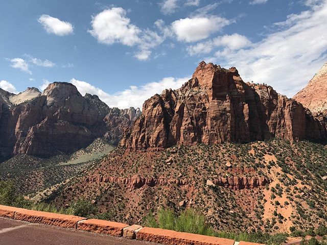 Après-midi dans Zion parc, qui est un parc naturel immense, magnifique et peuplé d'une riche faune et flore. D'ailleurs "zion" est un mot hébreux qui signifie "refuge", "sanctuaire" et on imagine bien pourquoi. #zion #zionpark #ciloubidouilleinUSA