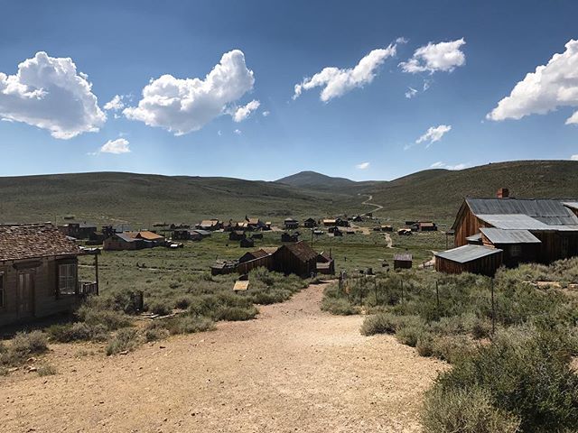 En allant vers le lac Tahoe, nous avons fait un arrêt dans la ville fantôme de Bodie, abandonnée dans la fin des années 40 et laissée dans son jus. #bodie #bodieghosttown #ciloubidouilleinUSA