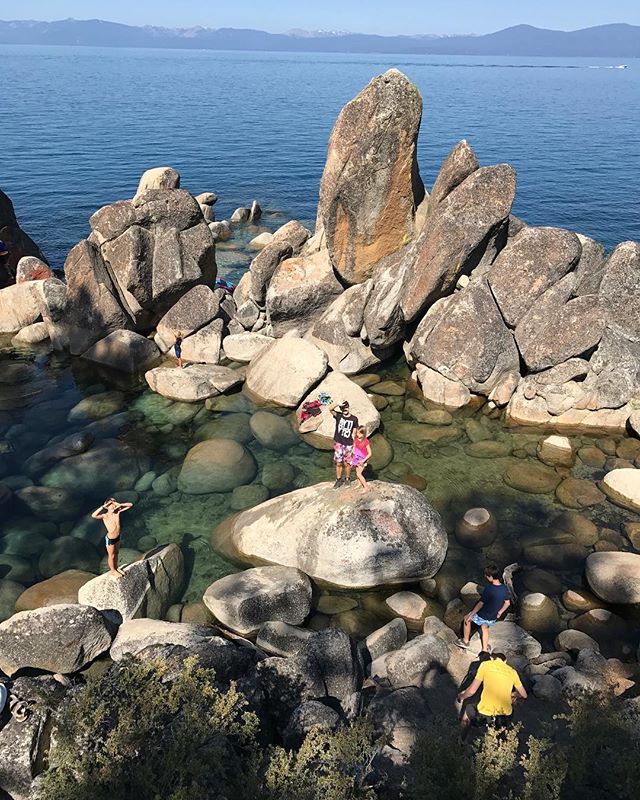 Notre spot de baignade au lac Tahoe (sachant qu'au départ on avait visé une vraie crique mais qui s'est avérée être une plage de nudistes). #laketahoe #tahoe #ciloubidouilleinUSA