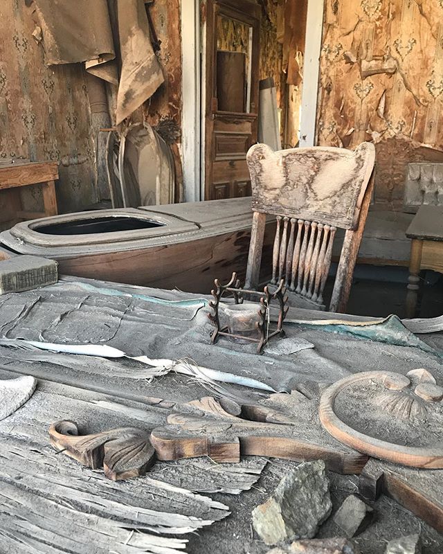 La boutique du croque-mort et ses cercueils en cours de fabrication #bodie #bodieghosttown #ciloubidouilleinUSA