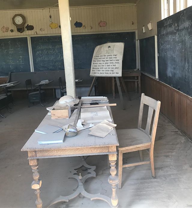 Classe américaine des années 40 laissée à l'abandon #bodie #bodieghosttown #ciloubidouilleinUSA