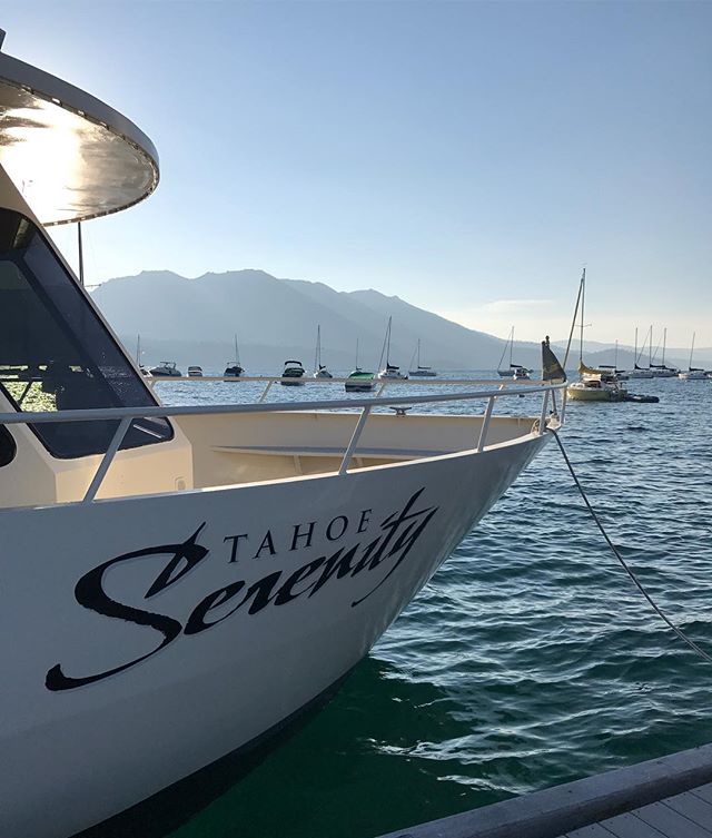 Nous sommes arrivés au lac Tahoe, qui signe en mm temps le retour à la civilisation et au tourisme balnéaire #tahoe #laketahoe #ciloubidouilleinUSA