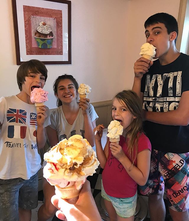 On a tous demandé deux boules... #makeicecreamgreatagain (on a suivi les conseils de l'une d'entre vous, alors merci). #laketahoe #ciloubidouilleinUSA #tahoe