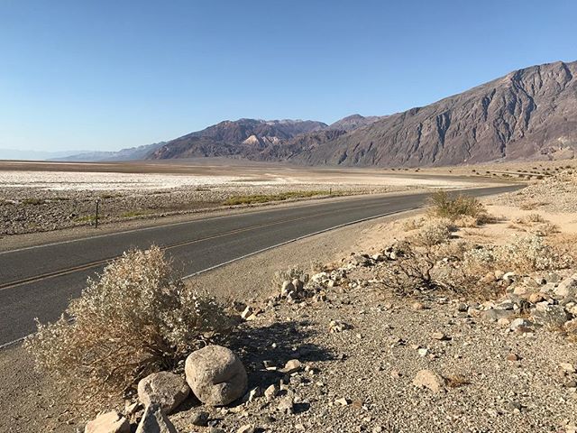 Death Valley... on est en-dessous du niveau de la mer, la voiture indique presque 50°C... quand on sort de notre véhicule et de sa clim, c'est comme si on mettait la tête dans le four avec chaleur tournante ! #deathvalley #ciloubidouilleinUSA