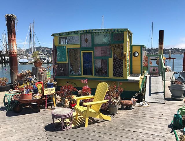 Certaines maisons sont clairement faites de récup comme celle-ci, avec sa baie vitrée composée de plein de fenêtres #sausalito #sanfrancisco #ciloubidouilleinUSA