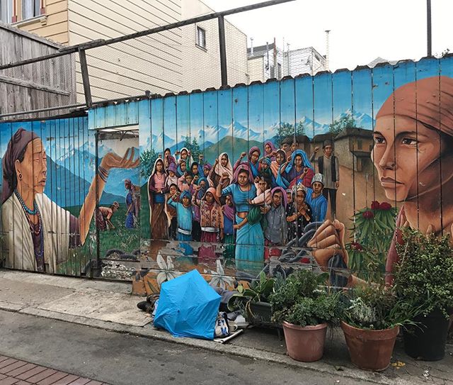 Les usa, c'est aussi ce nombre incroyable de gens qui dorment dans la rue. J'avais trouvé à mon retour de Chine qu'il y avait beaucoup plus de sdf à Paris qu'avant, mais en Amérique, ça m'a vraiment interloqué. Que ce soit à Los Angeles, Las Vegas ou San Francisco, les sdf sont partout, dormant à même le sol, sans abri de fortune le plus souvent. Beaucoup d'indifférence des passants, mais là, c'est pareil en France... #ciloubidouilleinUSA #sanfrancisco #graffitiart #streetart