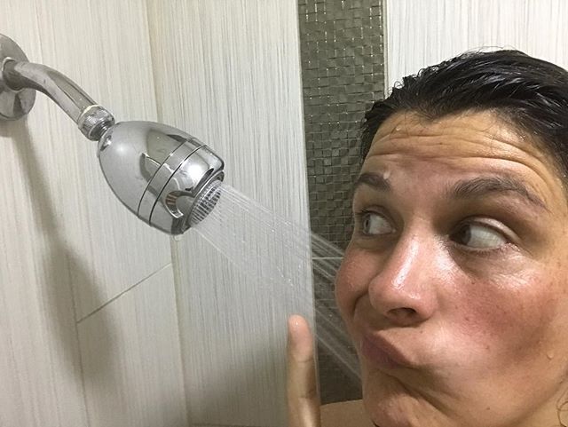 Sinon, le truc qui ne va pas me manquer... les systèmes de douche, souvent avec des robinets saugrenus et surtout le pommeau de douche implanté à 1m70... ils se lavent les cheveux comment les gens plus grands ??? (Pensée pour mon mec qui mesure 1m92...) #ciloubidouilleinUSA