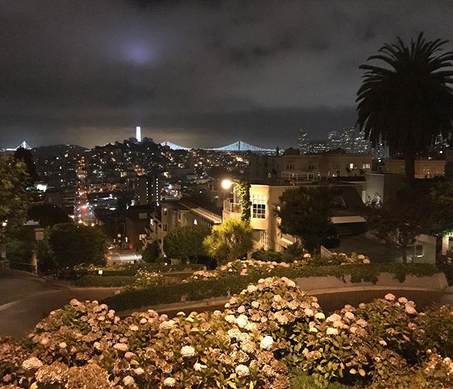 Lombard street, de nuit et de tout en haut :) #sanfrancisco #ciloubidouilleinUSA