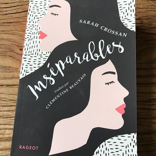 "Inséparables" de Sarah Crossan, un joli livre pour ado. L'histoire de soeurs siamoises qui font leur entrée au lycée alors qu'elles ont toujours été scolarisées à la maison.