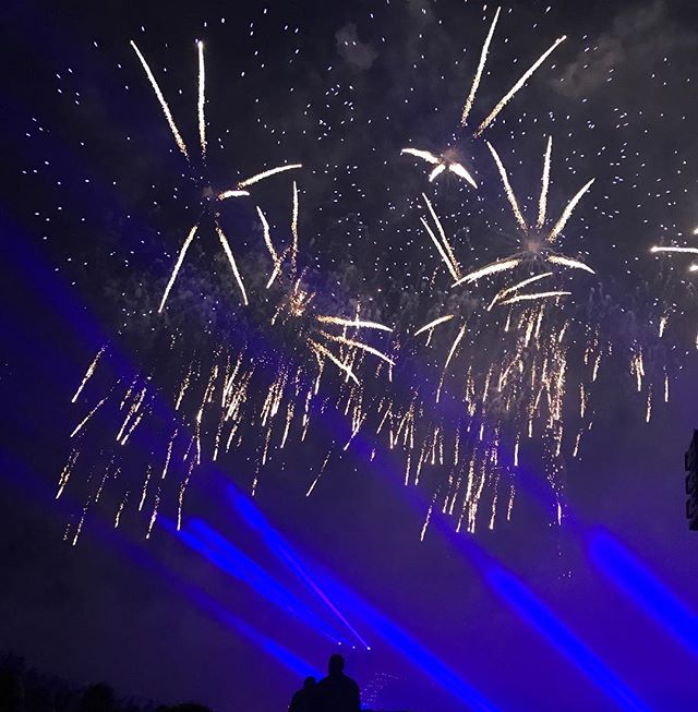 Pluie d'étoiles et de paillettes dans le ciel de St Cloud. C'est impossible de rendre la magie d'un feu en photo... j'ai adoré. Si je peux, j'y retourne l'année prochaine ! #legrandfeudesaintcloud