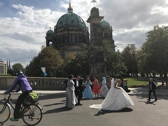 Berliner Dom animé par des quantités de mariage ! On se croirait en Chine, avec des tas de mariées au kilomètre ! #berlin #ciloubidouilleinberlin #berlin