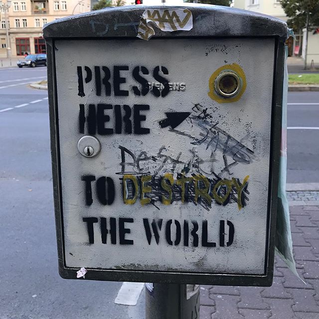 J'hésite... #ciloubidouilleinberlin #friedrichshain #berlin
