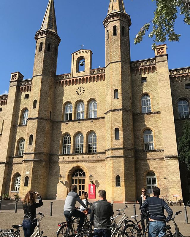 Le squat des trois bonnes soeurs, qui est tjrs sur pied grace aux manifestations des habitants du quartier. C'est un ancien hopital religieux (on y trouve des galeries d'art, des ateliers de sérigraphie, un cinéma en open air et des tas d'associations) #berlin #ciloubidouilleinberlin