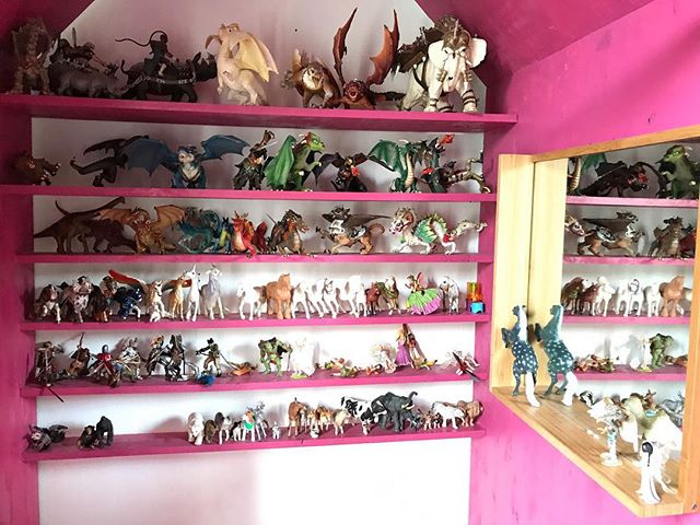 Ranger la chambre de ma fille me saoule mais je dois reconnaitre que j'ai toujours un immense plaisir à observer sa collection de figurines.