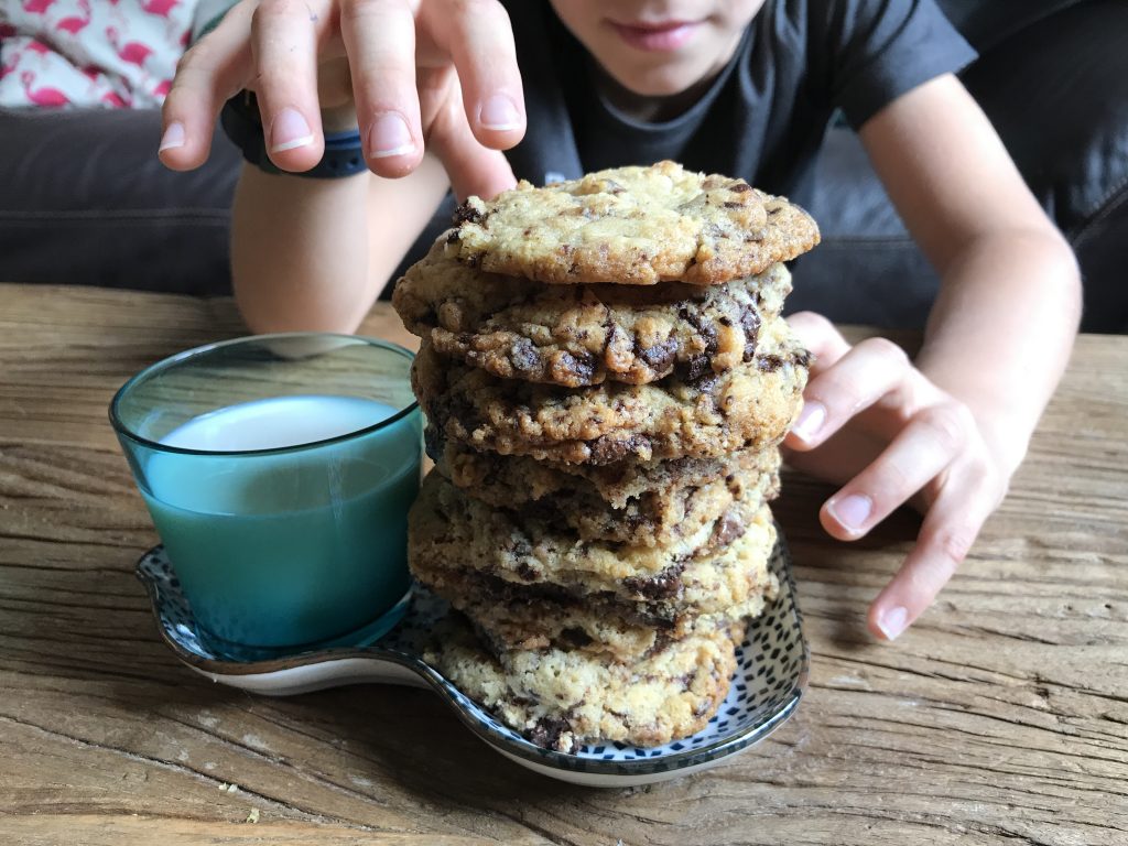 Recette vidéo de cookies au chocolat 3 pile de cookies