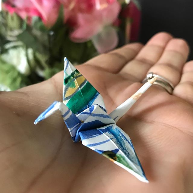 J'ai reçu cette grue en origami dans ma boite aux lettres, accompagnée d'un mot de @icarus.mid.air, pour me remercier d'avoir participé (de manière infime, via des commentaires et un article sur @elleadore_mag ) à son challenge : une grue par jour pendant 1000 jours. Selon une légende japonaise, si on plie 1000 grues en papier, on peut voir son voeu exaucé... courez-voir son compte et vous aurez un aperçu de la beauté de ses réalisations. (I've just received this wonderful and delicate paper crane, made by @icarus.mid.air and i'm soooo happy ! Thanks a lot Cristian). #icarushaslanded