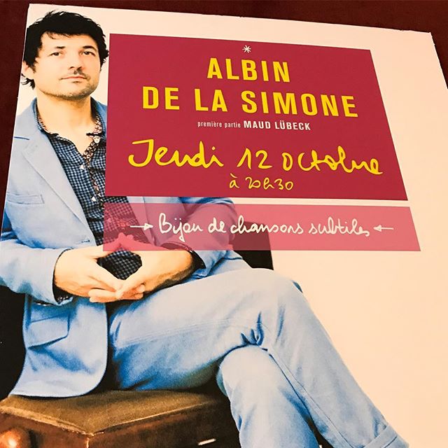"Bijou de chansons subtiles"... C'est tout-à-fait cela ! Merci pour la douceur du concert d'hier monsieur @albindelasimone. Je venais là sans trop m'attendre à quelque chose et j'ai été cueillie par la douce poésie et les sourires en-chantés. Superbe idée que cet arrangement accoustique. Comme dirait Anne, merci pour la tendresse. Bonne route Albin, la mienne s'est agrémentées d'autres chansons jolies, en plus de toutes celles qui m'accompagnaient déjà. #ciloubidouillesorties #albindelasimone