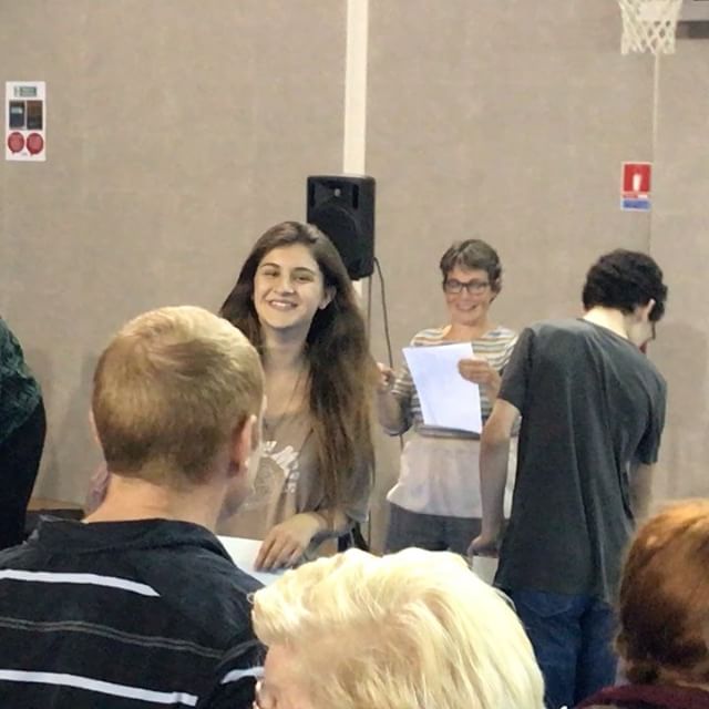 Remise des diplômes du brevet pour ma brillante Maëlle. C'est rigolo, ça fait maintenant des années qu'au quotidien comme sur mon blog ou ici, je fais attention aux qualificatifs que j'emploie quand je la désigne (elle, sa soeur, ses frangins). L'habitude, les tics de langage, mon amour pour elle font que naturellement j'ai envie de lui coller des "jolie", "magnifique", "belle", "radieuse"... mais je me retiens (enfin je diversifie). Parce que je pense que le plus fondamental des messages que je peux lui passer n'est pas que je la trouve belle, même si c'est le cas. Mais plutôt que je la trouve infiniment intelligente et brillante, que j'adore sa curiosité, sa volonté, sa capacité au bonheur. Nombreux sont les adultes qui louent sa bienveillance et sa gentillesse, parce qu'elle est tout ça. Maëlle est jolie, certes, mais surtout elle peut compter sur son cerveau surpuissant pour faire exactement ce qu'elle a envie de faire dans la vie. C'est facile de deviner l'adulte qu'elle va devenir, parce qu'elle irradie déjà tout ce qu'elle est. Et purée, en maman totalement amoureuse, je me demande souvent si l'univers est prêt pour accueillir une si jolie personne. (Et vous pouvez copie-coller la même chose pour mes trois autres enfants). Bravo ma Maëlle. Je suis immensément fière de toi !