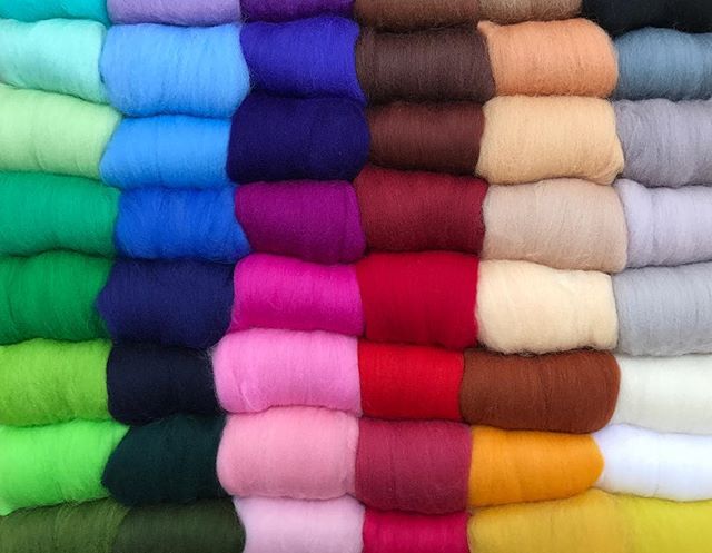 Passion laine cardée. J'ai profité d'un passage d'un ami en Chine pour demander à ma soeur de refaire mes stocks de laine feutrée. La joie en ouvrant les paquets... maintenant faut que je me batte pour que mes filles ne me piquent pas tout ! Parce que Maëlle comme Siloë sont très très investies dans ce loisir ! #feltedwool #lainecardée