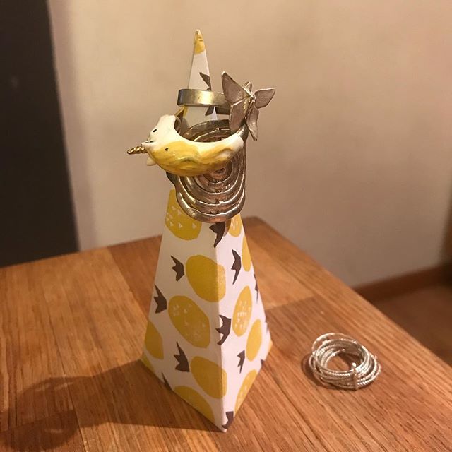 Ma petite soeur qui vend ses créations (bagues et BO) à @susurrobarcelona a appris à faire des présentoires en origami. C’est joli et pratique je trouve :)