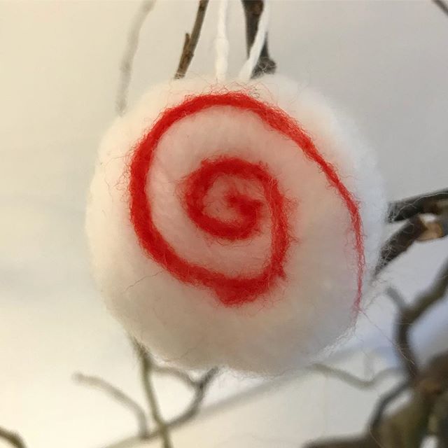 Ca parle laine cardée et calendrier de l’avent sur mon blog. http://www.ciloubidouille.com/2017/11/12/calendrier-de-lavent-laine-cardee/ (ou lien dans ma bio) :) #ciloubidouille #noel #adventcalendar