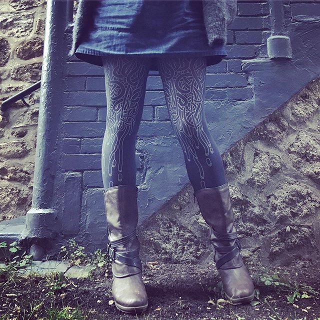 Collants du jour #holdmtights (c’est quoi le jeu de mots de la marque, les bilingues, « serre-moi fort ? », « prends-moi serré... » ? (Je ne les tague pas, ils ne sont pas sur Internet). #ciloubidouillecollant