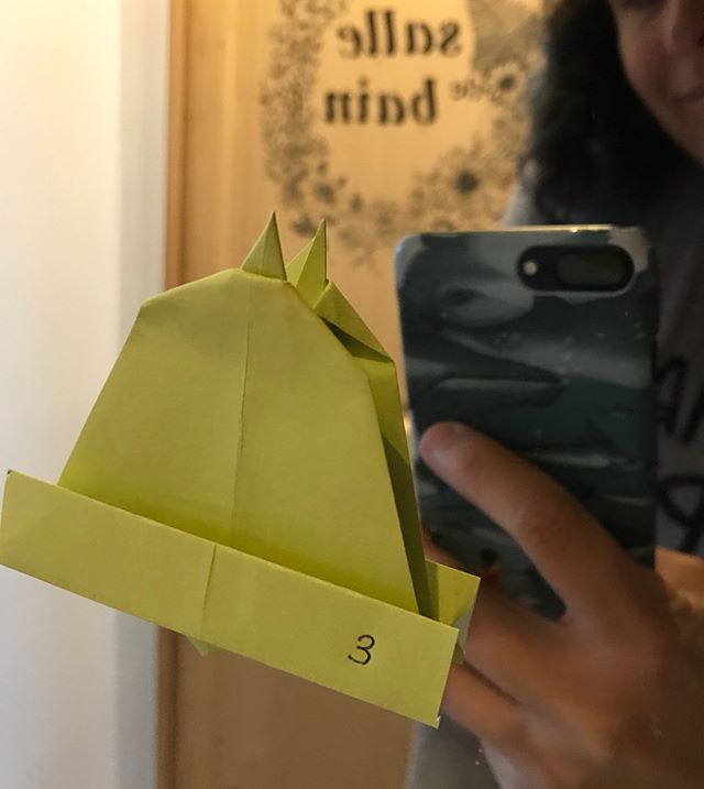 Mon adorable adolescente nous a préparé un calendrier de l’avent. Tous les jours on trouve un origami collé dans un endroit fréquenté ^^ ! Merci ma merveille !