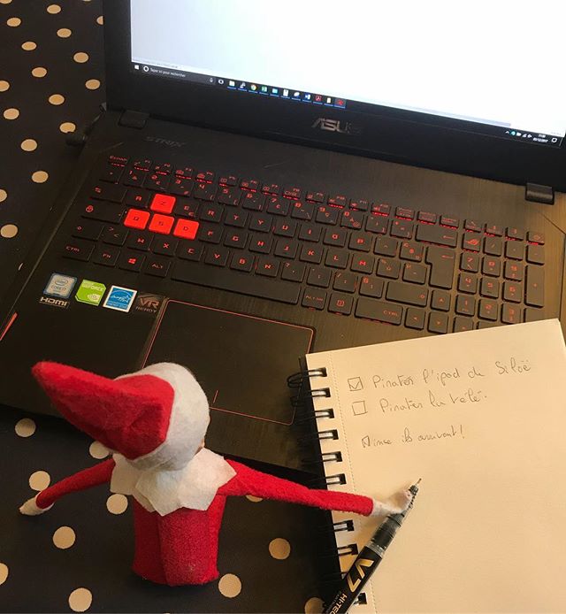 Le lutin, ce matin, se la jouait hacker ! Heureusement, Erwan est intervenu pour tout remettre dans l’ordre ! #cilouelf #elfontheshelf #elfontheshelf2017