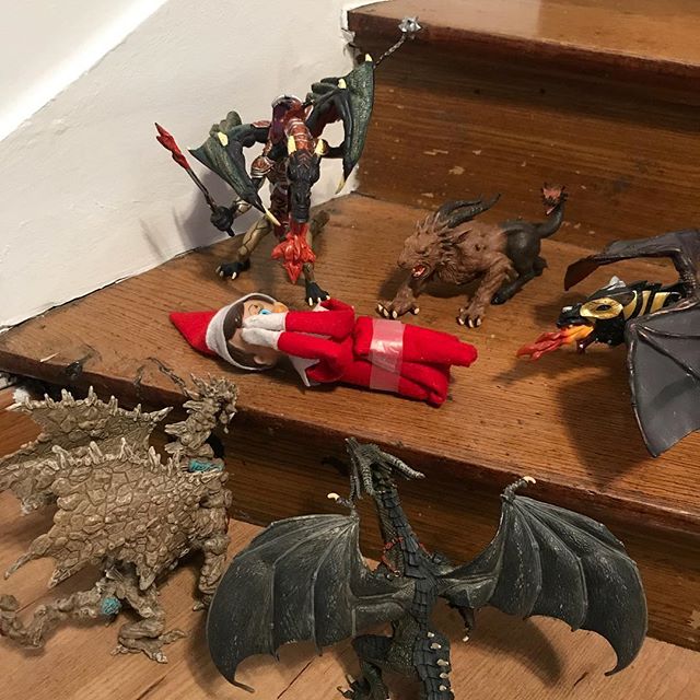 Elouan a décidé que l’elfe allait se faire bouffer par ses dragons on dirait ! #cilouelf #elfontheshelf #elfontheshelf2017