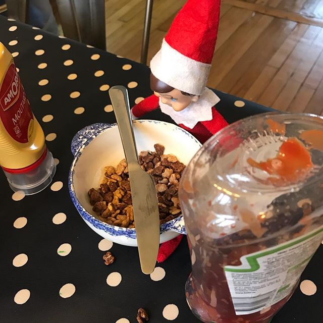 Petit dej sucré salé ce matin pout l’Elfe d’Erwan... #cilouelf #elfontheshelf #elfontheshelf2017