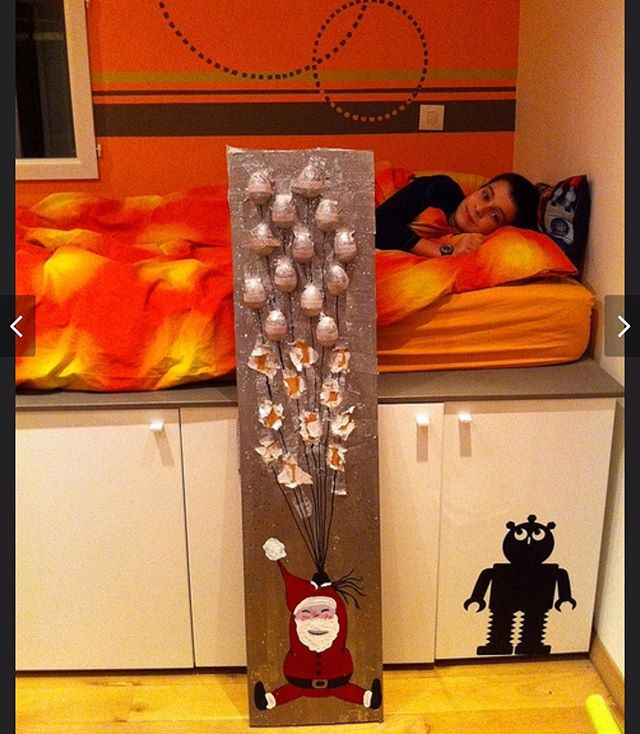 Souvenir de facebook : la chambre d’Erwan, son calendrier de l’avent de 2011 et sa petite bouille qui va avec :) #timeflies