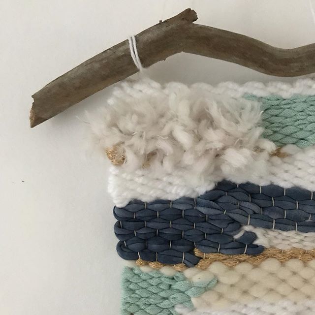 Projet en cours pour une copine qui adore ce genre de tissage mural mais qui n’aime pas les fabriquer. Moi c’est l’inverse, j’ai adooooré faire ce truc mais je n’ai pas forcément envie d’en mettre un chez moi. On fait donc la paire ! Je vous ferai un article dessus, c’est hyper simple à réaliser ! #ciloubidouille #tissage #tissagemural