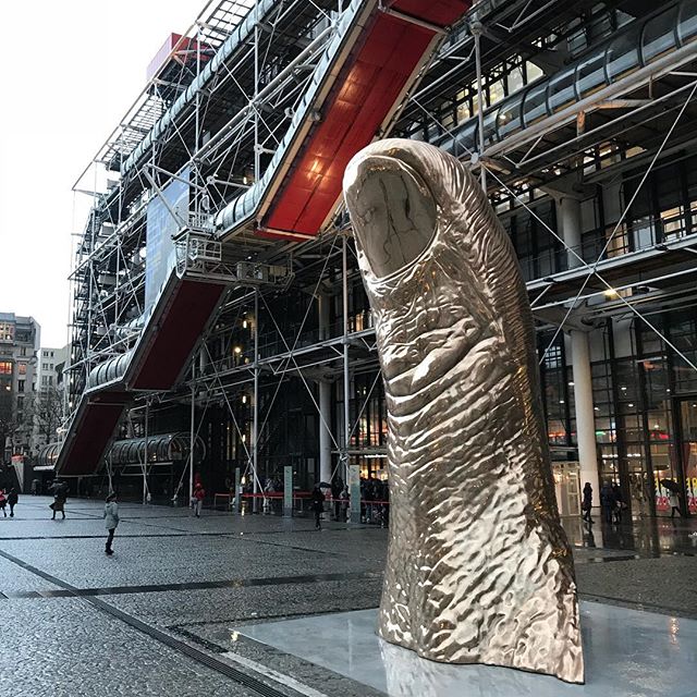 César et son Pouce Géant à Beaubourg: Un Hommage Posthume 1 pouce de césar à beaubourg