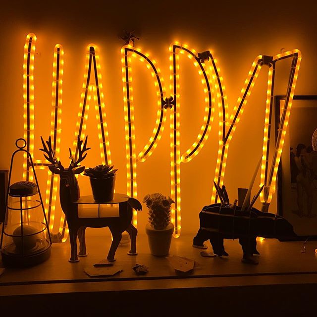 Toujours aussi fan de mon HAPPY lumineux (il vient de chez @lesmotslumineux). Il est dans ma chambre mais je pense qu’il va finir dans le salon un jour !