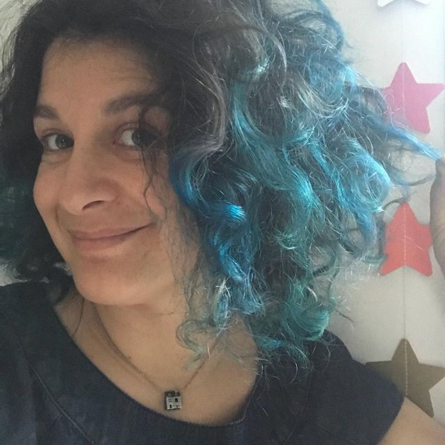 Parfois je me dis « c’est fini, je vieillis, mes cheveux ne bouclent plus... ». Pis parfois je m’endors les cheveux humides... #curlyhair #bluehair